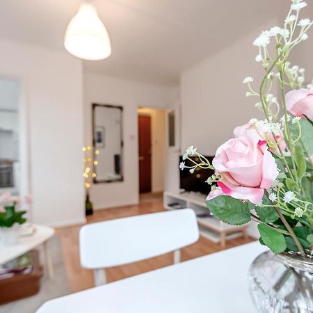 Modern One Bedroom Victoria Apartment 런던 외부 사진